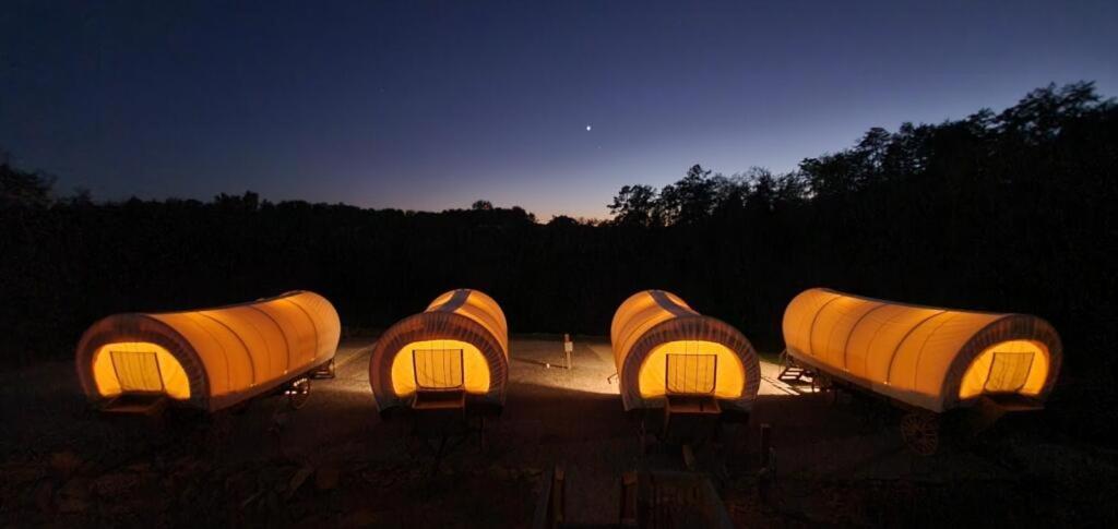 סביירוויל Smoky Hollow Outdoor Resort Covered Wagon מראה חיצוני תמונה