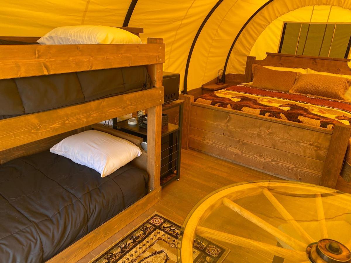 סביירוויל Smoky Hollow Outdoor Resort Covered Wagon מראה חיצוני תמונה
