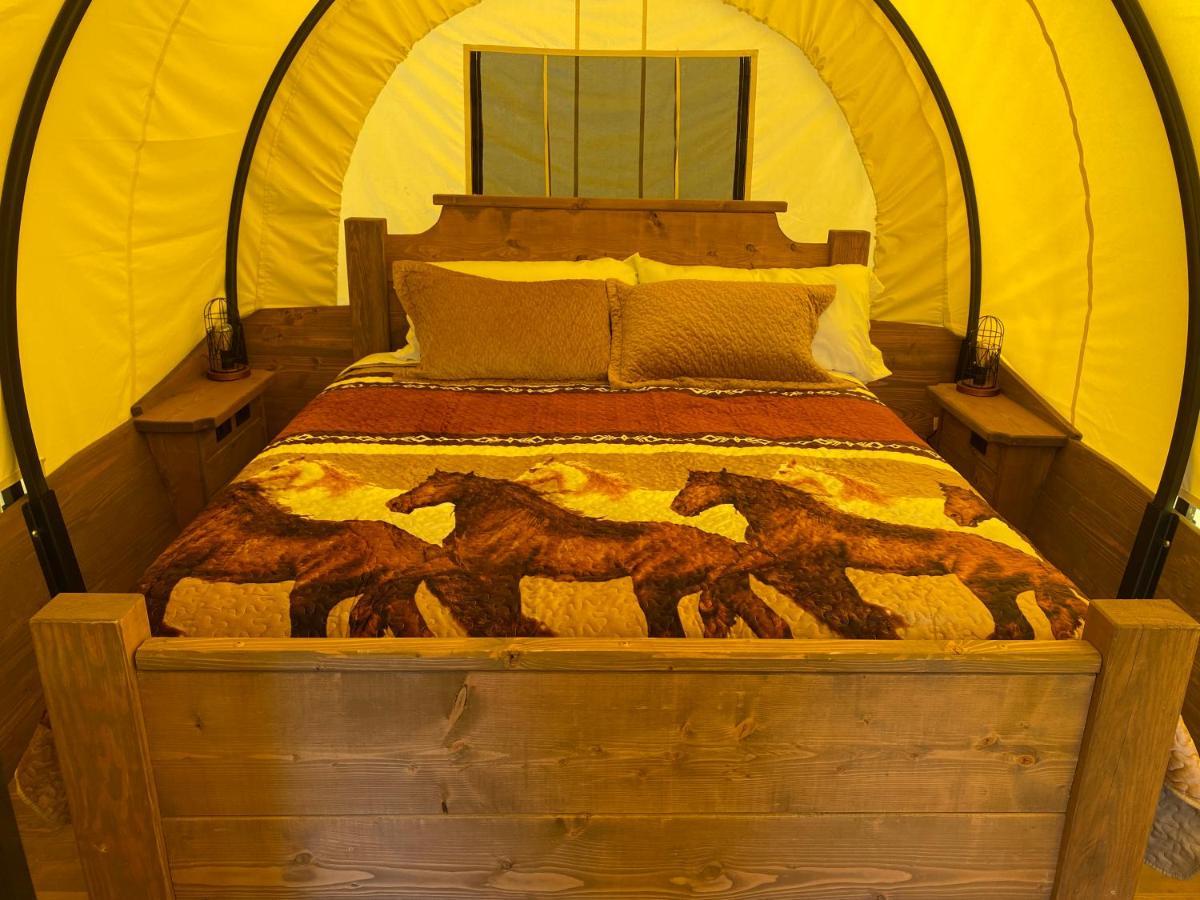 סביירוויל Smoky Hollow Outdoor Resort Covered Wagon מראה חיצוני תמונה