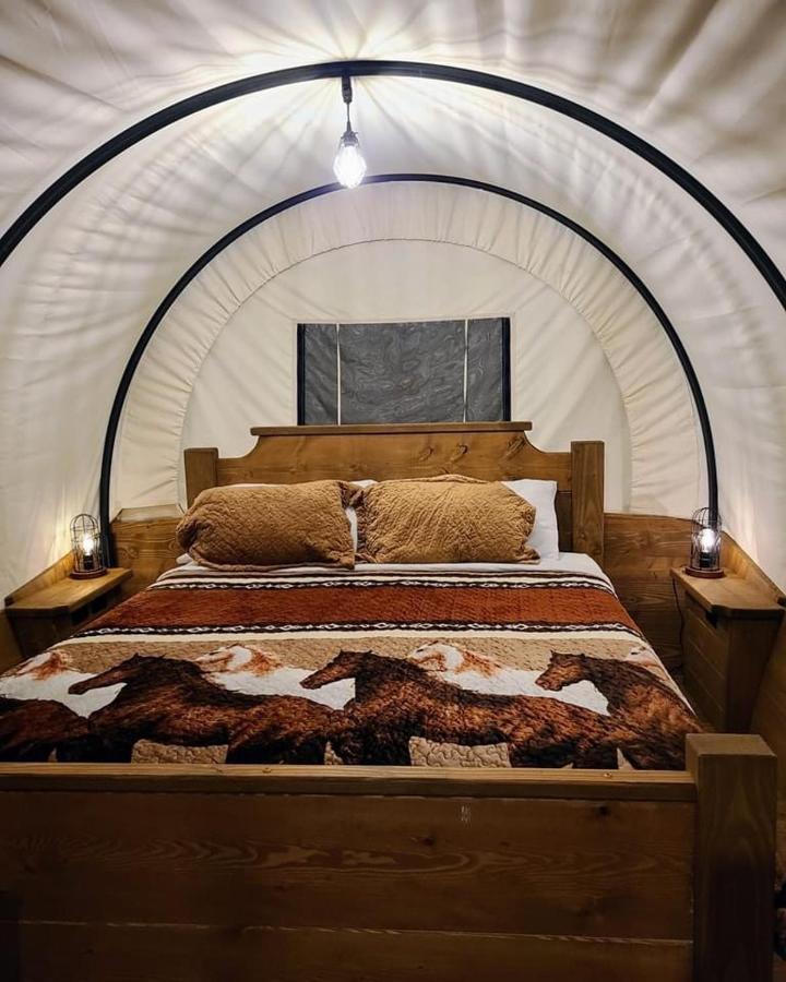 סביירוויל Smoky Hollow Outdoor Resort Covered Wagon מראה חיצוני תמונה