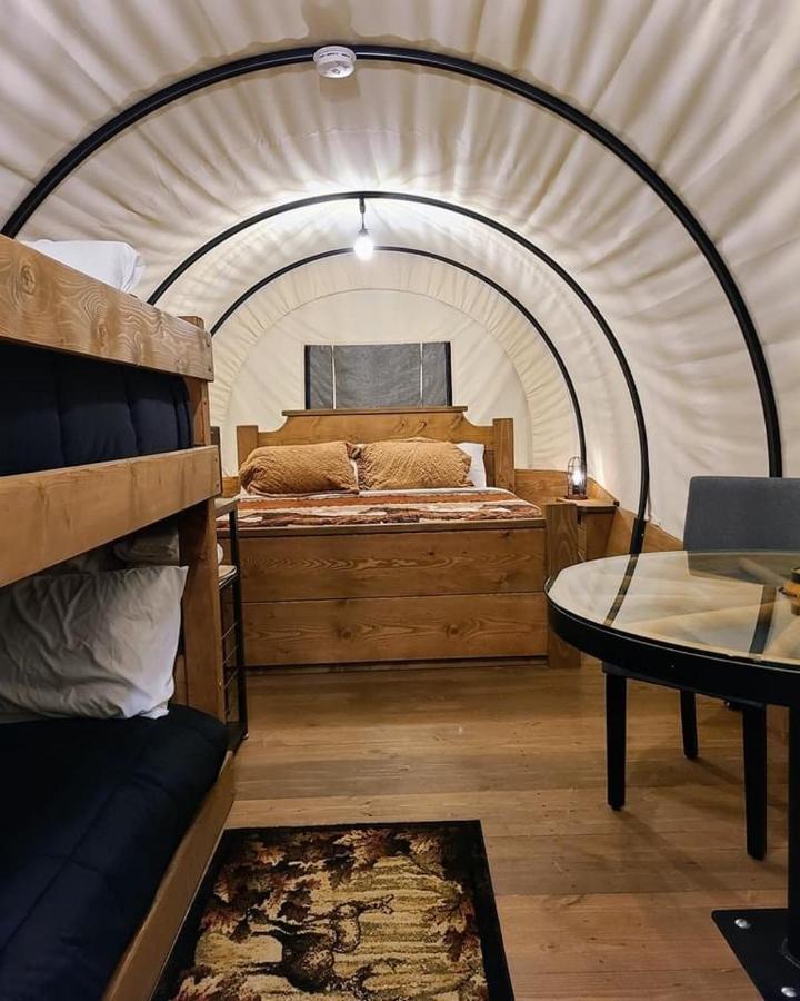 סביירוויל Smoky Hollow Outdoor Resort Covered Wagon מראה חיצוני תמונה